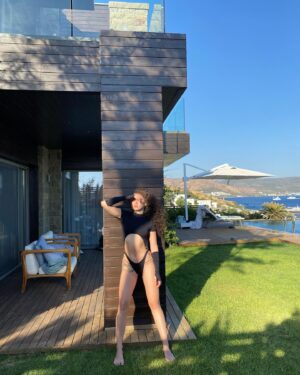 Melisa Şenolsun Instagram - Yaza duydugum ozlemin arsa ciktigi bugun telefonda kalan asimetrik bir calisma 🖤 Butun gun tuzlu tuzlu gezdigimiz sicak gunlere isinlanalim ☀️🌬