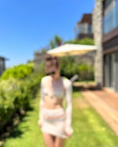 Melisa Şenolsun Instagram - Blurry like last last summer 🌞🌻🍃 #tb