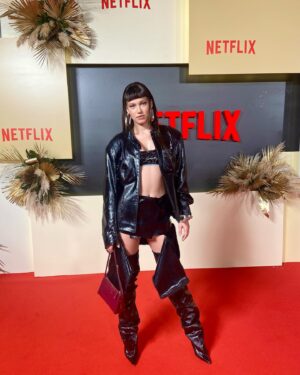 Melisa Şenolsun Instagram - 🖤✨ @netflixturkiye