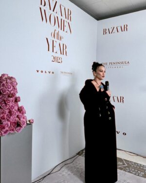 Melisa Şenolsun Instagram - Beware of the future 🚨🚀 @harpersbazaarturkiye  #womanoftheyear