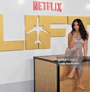 Melissa Gorga Instagram - Date night hits different these days🍸One thing about being in this business is the amazing people I get to meet. @kevinhart4real such a gentleman and so kind. I love when major stars keep their 2 feet on the ground. @netflix #liftmovie