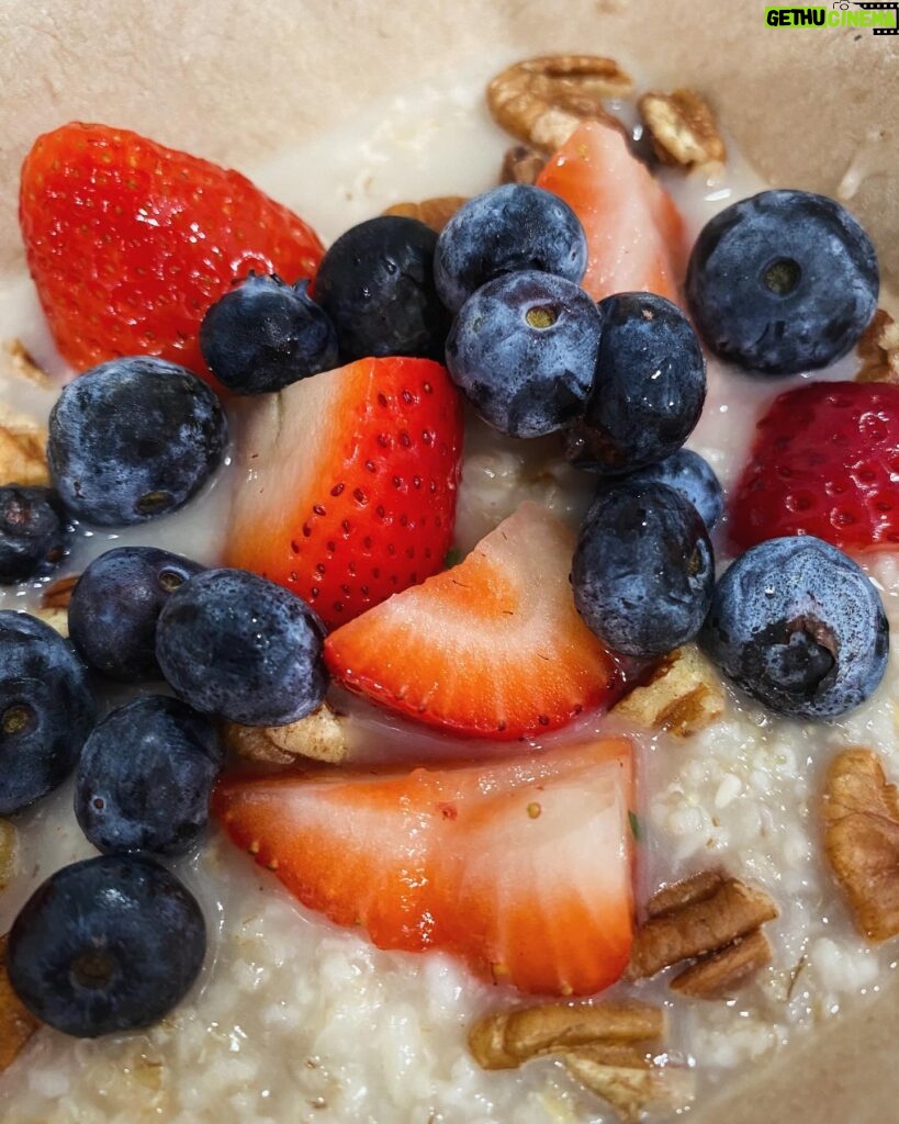 Melissa Ponzio Instagram - In todays head to head match up between #BreakfastBurrito vs #OatmealWithBerries… #Oatmeal for the 🥇