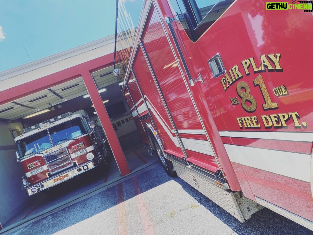 Melissa Ponzio Instagram - Call Out! #FairPlay #SouthCarolina #Rescue81 looking fresh…Thank you for your service. @fairplayfire