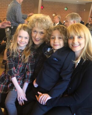 Melissa Rauch Instagram - So excited that #TheLaundromat is in theaters today!!! Super grateful to be a tiny part of this amazing film. They say to never meet your heroes ~ which may be true if your heroes are douchebags ~ but in this case, working with and being in the presence of Steven Soderbergh and Meryl Streep was nothing short of a dream come true. (Adorable movie kiddos pictured with the incomparable Queen of all Queens, #MerylStreep @julietdonenfeld & @brockbrenner ).