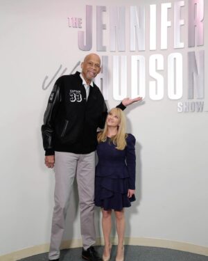 Melissa Rauch Instagram - So thrilled to be reunited with my just slightly taller incredible friend,  @kareemabduljabbar_33 at the  @jenniferhudsonshow 💖 I clearly grew a solid inch and half since last time we hung out! *Pay no mind to my heels! 

Thank you to the beyond wonderful  @iamjhud for bringing us together again and for the terrific conversation about #NightCourt 💕