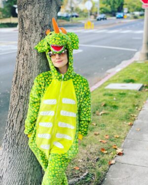 Melissa Rauch Instagram - Happy Halloween! Dino’s totally had pockets, right? 🧡🎃💚🎃🧡🎃💚