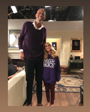 Melissa Rauch Instagram - So thrilled to be reunited with my just slightly taller incredible friend,  @kareemabduljabbar_33 at the  @jenniferhudsonshow 💖 I clearly grew a solid inch and half since last time we hung out! *Pay no mind to my heels! 

Thank you to the beyond wonderful  @iamjhud for bringing us together again and for the terrific conversation about #NightCourt 💕