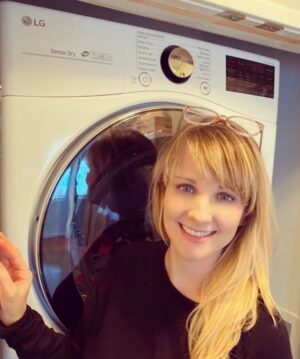 Melissa Rauch Instagram - I am SO excited to partner with @lgusa to supply @childrensla with some awesome LG appliances! I've always loved my LG washer/dryer, so I was thrilled that when I asked if they would help me hook up the amazing Children's Hospital LA with some new washing machines....they rose to the challenge for our incredible health care workers! #LG #ad
