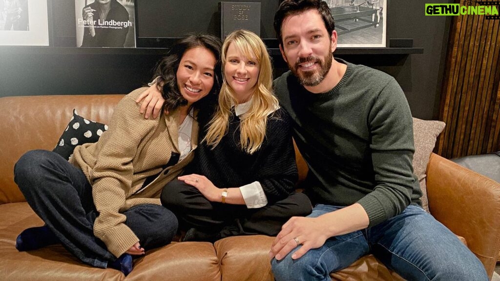 Melissa Rauch Instagram - LOVED talking with @imlindork and @mrdrewscott on their podcast At Home With Linda and Drew (recorded before we were all staying at our respective homes). Give it a listen! #AtHomePodcast @athome