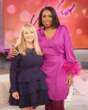 Melissa Rauch Instagram - So thrilled to be reunited with my just slightly taller incredible friend,  @kareemabduljabbar_33 at the  @jenniferhudsonshow 💖 I clearly grew a solid inch and half since last time we hung out! *Pay no mind to my heels! 

Thank you to the beyond wonderful  @iamjhud for bringing us together again and for the terrific conversation about #NightCourt 💕