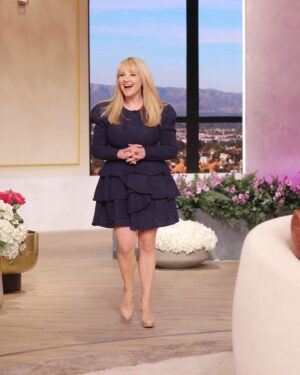 Melissa Rauch Instagram - So thrilled to be reunited with my just slightly taller incredible friend,  @kareemabduljabbar_33 at the  @jenniferhudsonshow 💖 I clearly grew a solid inch and half since last time we hung out! *Pay no mind to my heels! 

Thank you to the beyond wonderful  @iamjhud for bringing us together again and for the terrific conversation about #NightCourt 💕