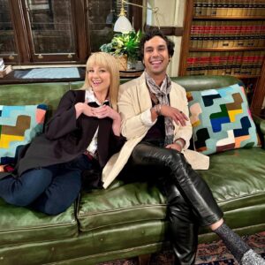 Melissa Rauch Instagram - they’re back with a BANG! 💥 watch @melissarauch and  @kunalkarmanayyar reunite on #NightCourt TONIGHT 8/7c on nbc and @peacock.