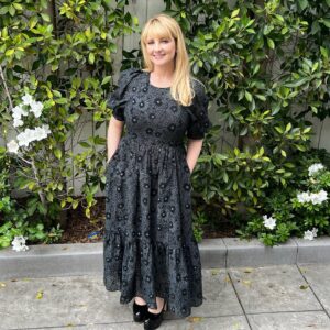 Melissa Rauch Instagram - I put on a dress with pockets and had such a lovely time talking #NightCourt with some really wonderful people the other day. @nbc 

❤ and thanks to:
Styling: @hayley_atkin_ 
Hair: @eddie_cook 
Makeup: @tobyfleischman 
Awesome dress with said pockets: @tedbaker 
Non-manicured hand hideout: Dose Pockets!