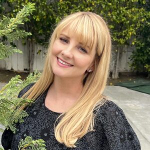 Melissa Rauch Instagram - I put on a dress with pockets and had such a lovely time talking #NightCourt with some really wonderful people the other day. @nbc 

❤ and thanks to:
Styling: @hayley_atkin_ 
Hair: @eddie_cook 
Makeup: @tobyfleischman 
Awesome dress with said pockets: @tedbaker 
Non-manicured hand hideout: Dose Pockets!