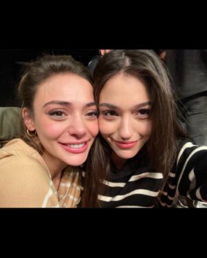 Meltem Akçöl Instagram - perimmmm, iyi ki doğdun be! sen olmasan nasıl gülerdim..🥹👭🏻🧝🏼‍♀️🍀💙