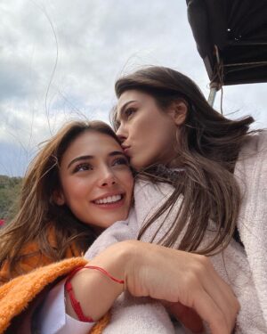 Meltem Akçöl Instagram - perimmmm, iyi ki doğdun be! sen olmasan nasıl gülerdim..🥹👭🏻🧝🏼‍♀️🍀💙