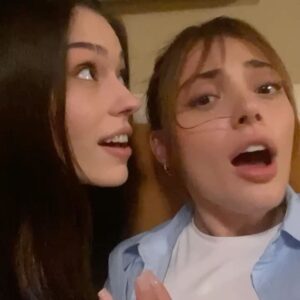 Meltem Akçöl Instagram - perimmmm, iyi ki doğdun be! sen olmasan nasıl gülerdim..🥹👭🏻🧝🏼‍♀️🍀💙