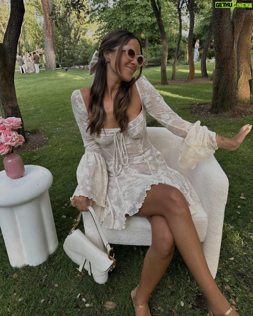 Melyssa Pinto Instagram - ¿Quién ama este tiempo igual que yooooo???🌸🍋💗🌳 El vestido es de @houseofcbes