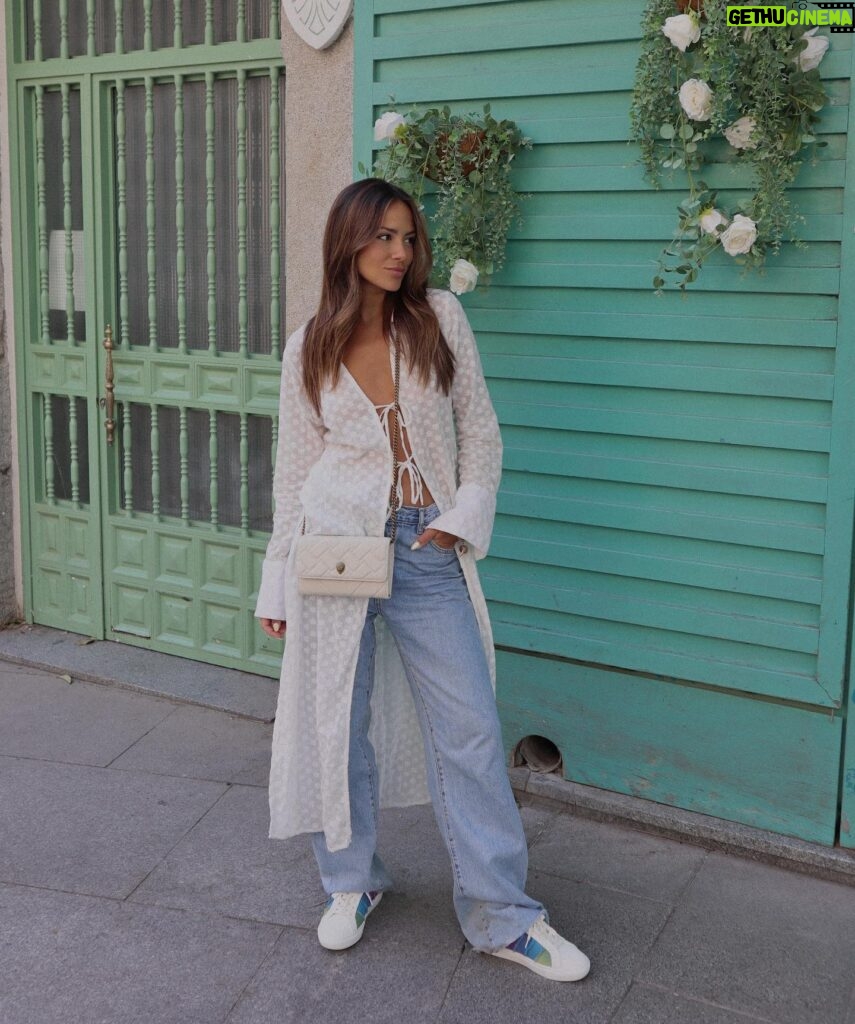 Melyssa Pinto Instagram - Os doy una idea de look muy comfy para estos días, con accesorios y zapatillas de @kurtgeiger #KurtGeiger 💗 *publi