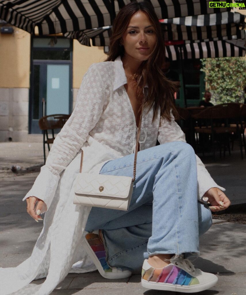 Melyssa Pinto Instagram - Os doy una idea de look muy comfy para estos días, con accesorios y zapatillas de @kurtgeiger #KurtGeiger 💗 *publi
