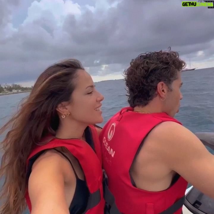 Melyssa Pinto Instagram - Primer día en Maldivas pasado por agua y esperando que mañana la cosa mejore. Nos hemos tostado un poquito, fotitos en la terracita, moto de agua con el cielo lleno de nubes cargadas de aguita, un lindo gatito, me he echado la siesta mientras me hacían un masaje y hemos cenado descalzos en un restaurante porque aquí todo es arena y entre eso y el agua hay que mantenerlo todo limpito :) mañana más y ojalá con un sol que deslumbre jeje 😨🌞