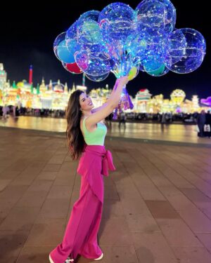 Merna Gamel Instagram - Happiness 🥰🍭🎢🎡🧸🎈🎈🎈

@globalvillageuae