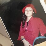 Merve Dizdar Instagram – 27 Mart 2004…17 yaşındayım. Okulun ilk yılı. 27 Mart hazırlık telaşı kuliste. Akşam gösterimiz oluyor. Ben “Nina” oynuyorum. Tüm replikleri unuttuğumu düşünüyorum korkudan. “ Profesyonel hayata ilk geçiş, aman diyim kızım kendine gel” gibi asla işime yaramıycak motivasyon konuşmaları yapıyorum. Oyun bittiğinde, sınıf arkadaşlarımla sarılıyoruz. Kutlamalar başlıyor. Kendime diyorum “ İyi  başlangıç Merve…” :))) Hepimizin Tiyatro günü kutlu olsun.🙋‍♀️🌺❤️🙏