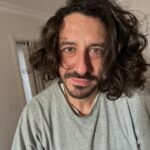 Merve Dizdar Instagram - Canım @cioayg drama en sevdiğim şey biliyorsun. Çocukken evcilik oyunlarımı anlattım sana :)) Hayatıma komedi soktuğun için teşekkür ederim. Sadece birini güldürmekten bahsetmiyorum. Senin hayata bakış açın en sevdiğim şeylerden biri oldu. Üretmeyi, çoğaltmayı, paylaşmayı, hayvanları çok sevmeyi, bitkilere çok iyi bakmayı, film izlemeyi, insanlara neşe saçmayı çok iyi bildiğin için çok mutluyum. Senin gibi biri böyle bi dünyada yaşadığı için ve O’nu tanıdığım için çok şanslıyım. Neş’en daim olsun cio’m. İyi ki doğdun. İyi ki varsın bu hayatta ve tüm sevdiklerinin hayatında❤️seni seviyorum.