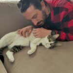 Merve Dizdar Instagram - Canım @cioayg drama en sevdiğim şey biliyorsun. Çocukken evcilik oyunlarımı anlattım sana :)) Hayatıma komedi soktuğun için teşekkür ederim. Sadece birini güldürmekten bahsetmiyorum. Senin hayata bakış açın en sevdiğim şeylerden biri oldu. Üretmeyi, çoğaltmayı, paylaşmayı, hayvanları çok sevmeyi, bitkilere çok iyi bakmayı, film izlemeyi, insanlara neşe saçmayı çok iyi bildiğin için çok mutluyum. Senin gibi biri böyle bi dünyada yaşadığı için ve O’nu tanıdığım için çok şanslıyım. Neş’en daim olsun cio’m. İyi ki doğdun. İyi ki varsın bu hayatta ve tüm sevdiklerinin hayatında❤️seni seviyorum.