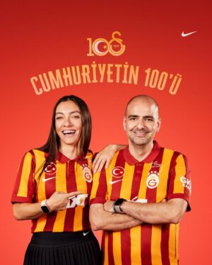 Merve Dizdar Instagram - Heyecaaaan❤️💛
Cumhuriyet’in 100. yılını Galatasaraylı olmanın gururuyla hep birlikte kutlayalım!
GSStore Bio’daki linkten kaydını oluştur, “Cumhuriyetin 100’ü” filtresini kullanarak 3. forman veya uğurlu
Galatasaray forman ile fotoğrafını paylaş 🫡 #Cumhuriyetin100ü @nikefootball @galatasaray @gsstore #işbirliği