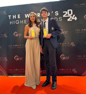 Metinee Kingpayome Instagram - 🏆🏆ขอแสดงความยินดีอย่างยิ่งกับ น้องสกาย กิ่งโพยม ที่ได้รับรางวัล #สาขาเยาวชนดีเด่นด้านการกีฬา 🏊‍♂️ ในงาน "Talent Kids & Teen Star Awards 2024" 👏 พร้อมด้วยคุณแม่คนเก่ง แม่ลูกเกด กิ่งโพยม ผู้ก่อตั้งสถาบัน Muse by Metinee ซึ่งร่วมรับรางวัล #องค์กรธุรกิจพัฒนาศักยภาพเยาวชนไทยมาตรฐานสากล 💃 ในงาน The World's Highest Awards 2024 ที่จัดขึ้นเพื่อเฟ้นหาและผลักดันเยาวชนไทยให้ก้าวไกลสู่เวทีระดับนานาชาติ นอกจากนี้ยังยกย่องธุรกิจไทยที่มีศักยภาพในการก้าวสู่ตลาดต่างประเทศอีกด้วย
.
พิธีมอบรางวัลอันทรงเกียรติ โดย หม่อมราชวงศ์ วรปภา จักรพันธุ์ 
การประกาศผลรางวัลครั้งสำคัญนี้สามารถเป็นกำลังใจและสนับสนุนเยาวชนและธุรกิจไทยให้ก้าวไกลในเวทีโลก 
.
งานประกาศรางวัลนี้ไม่เพียงแต่เป็นการแสดงถึงความสำเร็จของเยาวชนและธุรกิจไทยเท่านั้น แต่ยังเป็นการยกระดับมาตรฐานและศักยภาพไทยในสายตาของโลกอีกด้วยค่ะ 
.
#musebymetinee