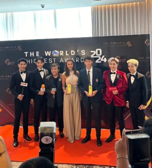 Metinee Kingpayome Instagram - 🏆🏆ขอแสดงความยินดีอย่างยิ่งกับ น้องสกาย กิ่งโพยม ที่ได้รับรางวัล #สาขาเยาวชนดีเด่นด้านการกีฬา 🏊‍♂️ ในงาน "Talent Kids & Teen Star Awards 2024" 👏 พร้อมด้วยคุณแม่คนเก่ง แม่ลูกเกด กิ่งโพยม ผู้ก่อตั้งสถาบัน Muse by Metinee ซึ่งร่วมรับรางวัล #องค์กรธุรกิจพัฒนาศักยภาพเยาวชนไทยมาตรฐานสากล 💃 ในงาน The World's Highest Awards 2024 ที่จัดขึ้นเพื่อเฟ้นหาและผลักดันเยาวชนไทยให้ก้าวไกลสู่เวทีระดับนานาชาติ นอกจากนี้ยังยกย่องธุรกิจไทยที่มีศักยภาพในการก้าวสู่ตลาดต่างประเทศอีกด้วย
.
พิธีมอบรางวัลอันทรงเกียรติ โดย หม่อมราชวงศ์ วรปภา จักรพันธุ์ 
การประกาศผลรางวัลครั้งสำคัญนี้สามารถเป็นกำลังใจและสนับสนุนเยาวชนและธุรกิจไทยให้ก้าวไกลในเวทีโลก 
.
งานประกาศรางวัลนี้ไม่เพียงแต่เป็นการแสดงถึงความสำเร็จของเยาวชนและธุรกิจไทยเท่านั้น แต่ยังเป็นการยกระดับมาตรฐานและศักยภาพไทยในสายตาของโลกอีกด้วยค่ะ 
.
#musebymetinee