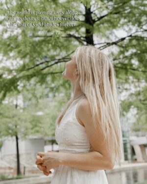 Mia Dinoto Instagram - “Set your minds on things that are above, not on things that are on earth.” - Colossians 3:2 🕊️
for
“The world is passing away along with its desires, but whoever does the will of God abides forever.” - 1 John 2:17
•
#setyourmind #setfree #eternalperspective #eternal #JesusSaves
