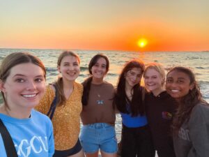 Mia Dinoto Instagram - Praise The Lord for beautiful sunsets, wonderful friends, and my sisters in Christ 🌅🫶
#thankful #IronSharpensIron