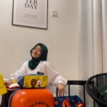 Mia Sara Nasuha Instagram - Cute right all this stuff, especially luggage tuu. Kalau korang nak boleh dapatkan dekat @watsonsmy okay. Ni memang exclusive kat Watsons aje. Tempat lain takda.😎 #LINEFRIENDS #WatsonsHaveANiceTrip #ExclusiveatWatsons @watsonsmy