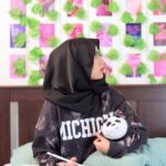 Mia Sara Nasuha Instagram - Korang rasa special Merchandise apa Mia nak bagi kat korang? Haaa teka cepattt! 😁 Ala, mengaku jelah korang pun sama je macam mia, bangun tidur tak keluar bilik kan? Hahah jangan nak tipu mia eh. Anyway, mia dah bocorkan rahsia mia ni, korang? Share your new year resolutions dengan mia cepat cepat tau. Follow je simple steps kat bawah ni: 1. DM Mia untuk dapatkan tin VIDA C yang dah Mia dah sign ni 🍊🍋🥝 2. Upload gambar dengan signed can & tag Mia 3. Share azam tahun baru korang kat caption 4. Caption mesti tag: @therealmiasara @vidamalaysia #TeamMia #VIDAC Lagi ramai yang join, lagi cepat lah Mia boleh produce special merchandise ni untuk korang. I'm so excited, this is my first time tau! Tapi, ni bukan my first time trying out VIDA C, so korang pun patut try juga ok? Goodluck! 😊
