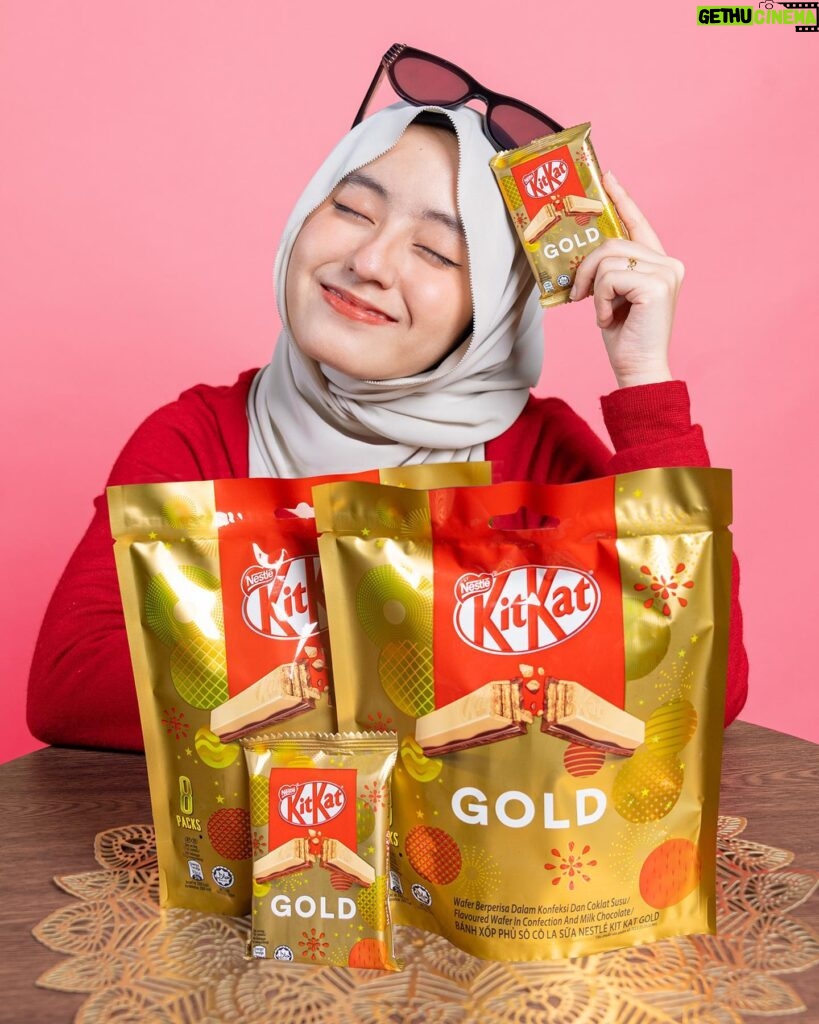 Mia Sara Nasuha Instagram - This KITKAT Gold is sure driving people crazy! 🤪 And it’s a must to share it with my partners in crime 🤣🤣 The signature crispy wafer, caramel flavour paired with smooth milk chocolate really make me falling in love ❤️ Hurry guys, get yours now at Aeon, Lotus and other stores nationwide! #SharetheLoveSharetheGoldenBreak #KITKATGold #KITKATMalaysia @kitkatmalaysia