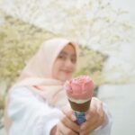Mia Sara Nasuha Instagram - Kalau tak tahu nak beli apa untuk tunjuk kasih sayang dekat kawan, boyfriend atau girlfriend atau family, cubalah ni! Cornetto Love Rose🍑 Sekarang boleh dapat free KFC voucher jika beli Cornetto Love Rose & Unicornetto bundle! Baucar diskaun 8% dengan pembelian RM 60 ke atas untuk masa yang terhad saje. Jom sambut & love yourself dengan Cornetto & Mia! @wallsmalaysia #CornettoLoveRose
