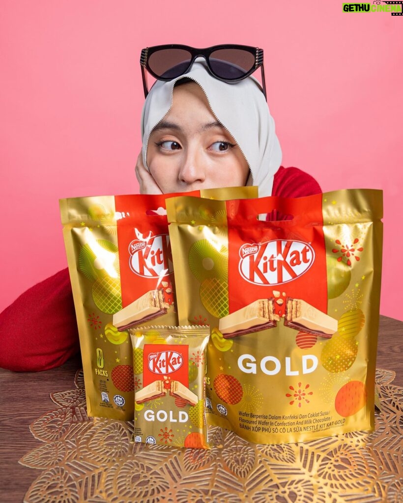 Mia Sara Nasuha Instagram - This KITKAT Gold is sure driving people crazy! 🤪 And it’s a must to share it with my partners in crime 🤣🤣 The signature crispy wafer, caramel flavour paired with smooth milk chocolate really make me falling in love ❤️ Hurry guys, get yours now at Aeon, Lotus and other stores nationwide! #SharetheLoveSharetheGoldenBreak #KITKATGold #KITKATMalaysia @kitkatmalaysia