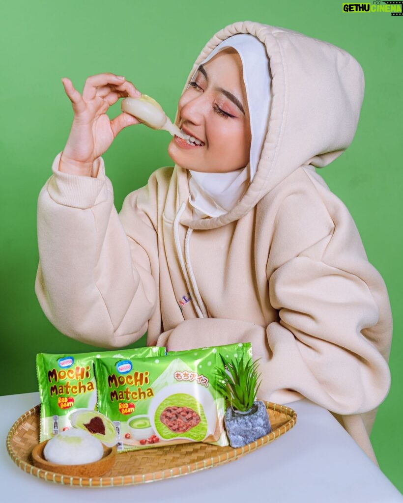 Mia Sara Nasuha Instagram - Soooo sedap & kombinasi yang menarik guys!!💚 Korang dah rasa ke aiskrim Nestlé Mochi Matcha Red Bean ni? Mia rasa aiskrim Mochi Matcha Red Bean ni dah jadi salah satu makanan favourite Mia sebab Mia memang suka Matcha😍. Bila gigit je, rasa authentic matcha dengan red bean memang nice! Dapatkan aiskrim Mochi Matcha Red Bean sekarang dekat any convenient store yang berdekatan sebelum Mia habiskan!💃 #MochiMatchaRedBean #NestleIceCream @nestleicecream.my