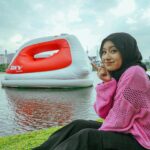 Mia Sara Nasuha Instagram - Korang! Mesti you guys dah nampak ramai orang post pasal GIANT IRON ni kan? Betul betul Giant!! Tak percaya? Jom join Mia ambil gambar di Tasik Titiwangsa dan you guys berpeluang memenangi hadiah sebab MR.DIY tengah ada contest!! Nak tau more info on this? Go check it out at @mrdiy2u atau layari laman web https://mrdiy.co/Kecil-Besar-MRDIY-ada . Goodluck!! #KecilBesarMRDIYada