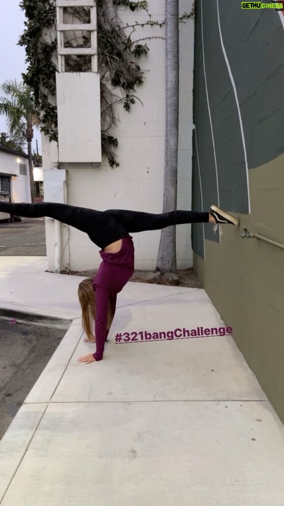 Mia Talerico Instagram - Still have my splits after all these years!😆😆#handstandchallenge #321bangchallenge #321bang #smile #🤸🏼‍♀️ #Flexible