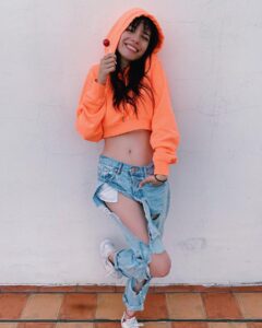 Mica Suárez Instagram - me estaba sacando fotos hasta que apareció este ser... vean esta bella secuencia por favor 🍭🐱❤️