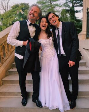 Mica Suárez Instagram - Y bueno, llegó el final de esta hermosa historia 😭❤️
•yo juro que sigo sin caer en todo lo que estoy viviendo, grabar esta tira fue de las cosas más lindas que me pasaron, y no solo porque estoy enamorada de mi trabajo si no por la GENTE con la que compartí esos momentos, desde mis compañeros de elenco, los directores, los técnicos, la gente de vestuario, de maquillaje, las coach! absolutamente TODOS, que equipo más lindo loco😭 (todos me tuvieron mucha paciencia y x eso tmb los amo :B JAJAJJJA) •Gracias a mis compas @franrizzaro @celinafont @facundoaranatagle por el aguante, aprendi muchísimo laburando con ustedes❤️ gracias a @telefe por confiar 😭❤️ gracias @diesanchez77 @veropelaccini por sus consejos en el set, los voy a tener presentes en cada laburo que tenga🙏🏻❤️ gracias a TODO el equipo por tratarme tan bien y ser tan buena onda siempre😭🙏🏻 no los etiqueto a todos xq termino el año que viene pero gracias inmensas a ellos tmb❤️
•y obviamente gracias a ustedes, por bancarme y acompañarme en este viaje tan lindo, vamos por mas ❤️😭