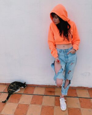 Mica Suárez Instagram - me estaba sacando fotos hasta que apareció este ser... vean esta bella secuencia por favor 🍭🐱❤️