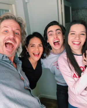 Mica Suárez Instagram - Y bueno, llegó el final de esta hermosa historia 😭❤️
•yo juro que sigo sin caer en todo lo que estoy viviendo, grabar esta tira fue de las cosas más lindas que me pasaron, y no solo porque estoy enamorada de mi trabajo si no por la GENTE con la que compartí esos momentos, desde mis compañeros de elenco, los directores, los técnicos, la gente de vestuario, de maquillaje, las coach! absolutamente TODOS, que equipo más lindo loco😭 (todos me tuvieron mucha paciencia y x eso tmb los amo :B JAJAJJJA) •Gracias a mis compas @franrizzaro @celinafont @facundoaranatagle por el aguante, aprendi muchísimo laburando con ustedes❤️ gracias a @telefe por confiar 😭❤️ gracias @diesanchez77 @veropelaccini por sus consejos en el set, los voy a tener presentes en cada laburo que tenga🙏🏻❤️ gracias a TODO el equipo por tratarme tan bien y ser tan buena onda siempre😭🙏🏻 no los etiqueto a todos xq termino el año que viene pero gracias inmensas a ellos tmb❤️
•y obviamente gracias a ustedes, por bancarme y acompañarme en este viaje tan lindo, vamos por mas ❤️😭