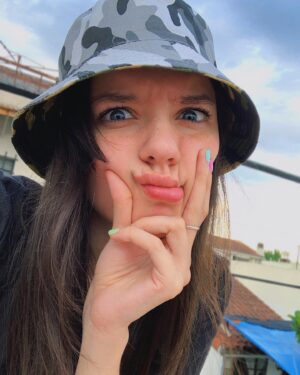 Mica Suárez Instagram - Quería sacarme fotos con el gorrito 👒