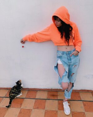 Mica Suárez Instagram - me estaba sacando fotos hasta que apareció este ser... vean esta bella secuencia por favor 🍭🐱❤️