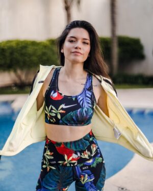 Mica Suárez Instagram - Miren como cambio si me ponen el pelo para el otro lado :o 💐🌺❤️
•
•
•
📷: @rtphotoshoot 💄: @soydanisuarez