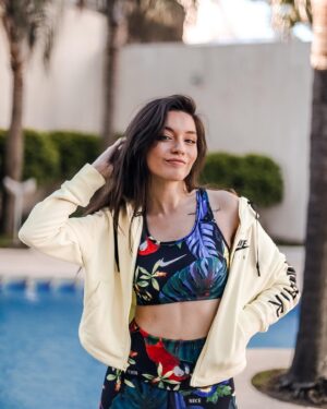 Mica Suárez Instagram - Miren como cambio si me ponen el pelo para el otro lado :o 💐🌺❤️
•
•
•
📷: @rtphotoshoot 💄: @soydanisuarez